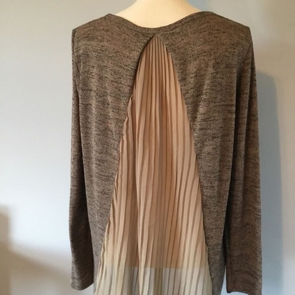 Larry Levine Women’s Brown Long Sleeve Sweater With Open Pleated Sheer Back M - Picture 6 of 7